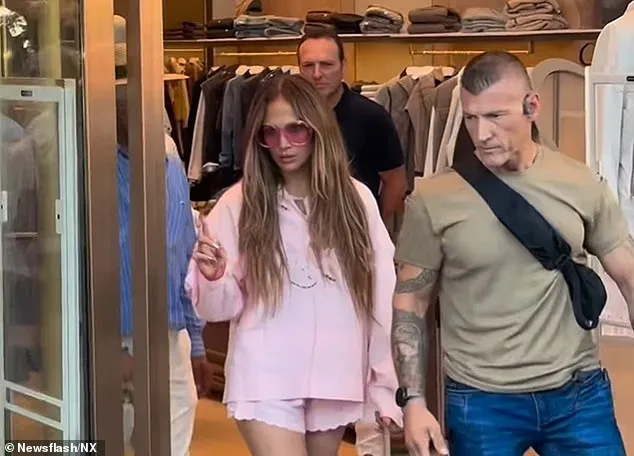 Дженнифер Лопес не впустили в бутик Chanel в Стамбуле