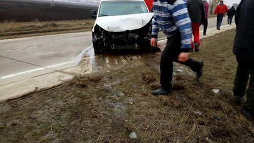 O mașină cu două persoane a ajuns în iaz: Șoferul conducea cu viteză excesivă