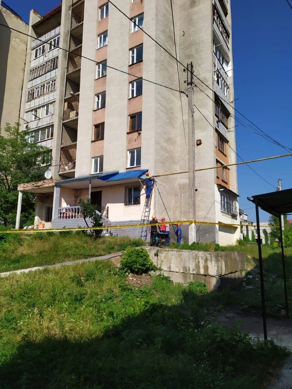 ГИЧС устанавливает технику для сноса поврежденного здания в Атаках