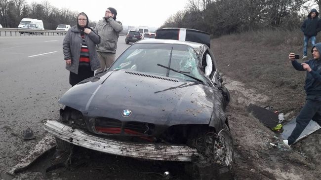 Un BMW, facut praf dupa ce a fost implicat intr-un accident la intrarea in Chisinau