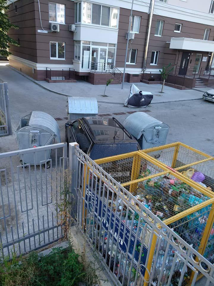 Припаркованный в проезде автомобиль заблокировали мусорными контейнерами