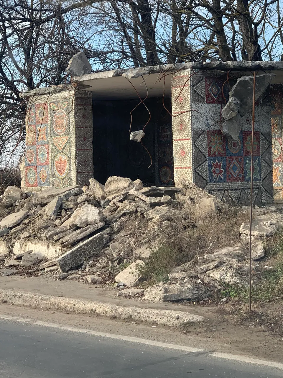 Stația cu mozaic, distrusă acum un an, rămâne în ruine