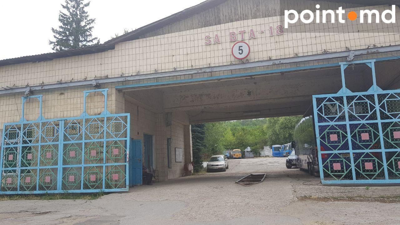 Изъятые прокуратурой макеты вертолетов ржавеют под открытом небом