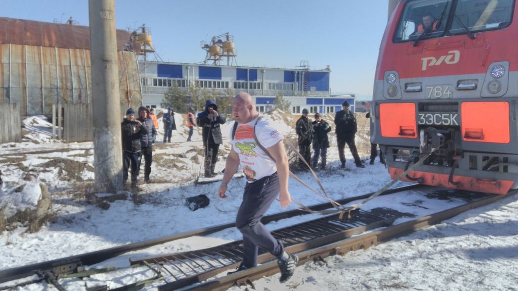 Тяжелоатлет из России побил рекорд Гиннесса по передвиганию электровозов