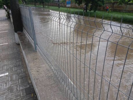 Проливные дожди, не успев начаться, затопили половину столицы