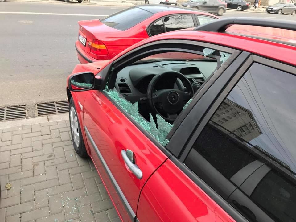 Mai multe maşini au fost sparte noaptea trecută în Capitală