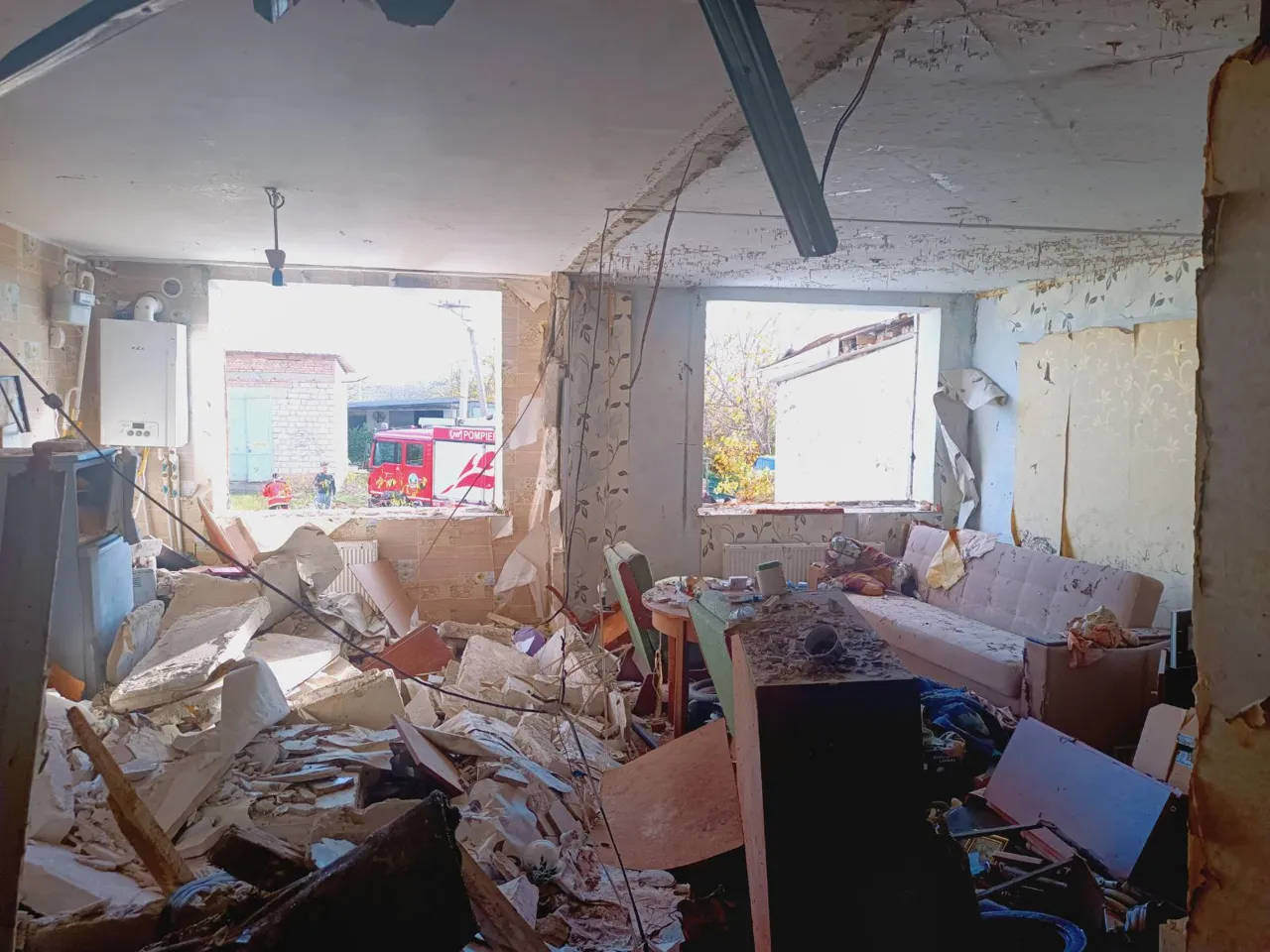 Explozie puternică într-un bloc din Florești: Două persoane au fost rănite