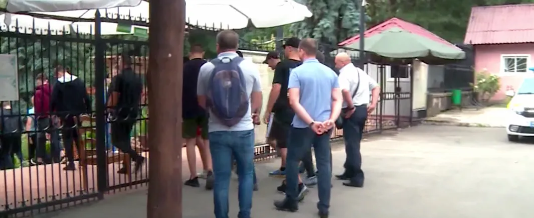 Колонию в Гоянах покинули 10 заключенных ради визита в столичный зоопарк