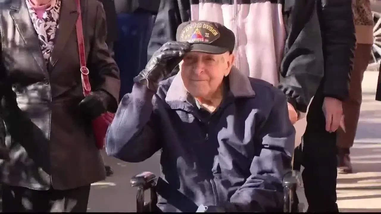 Un american a absolvit oficial școala medie la vârsta de 98 de ani