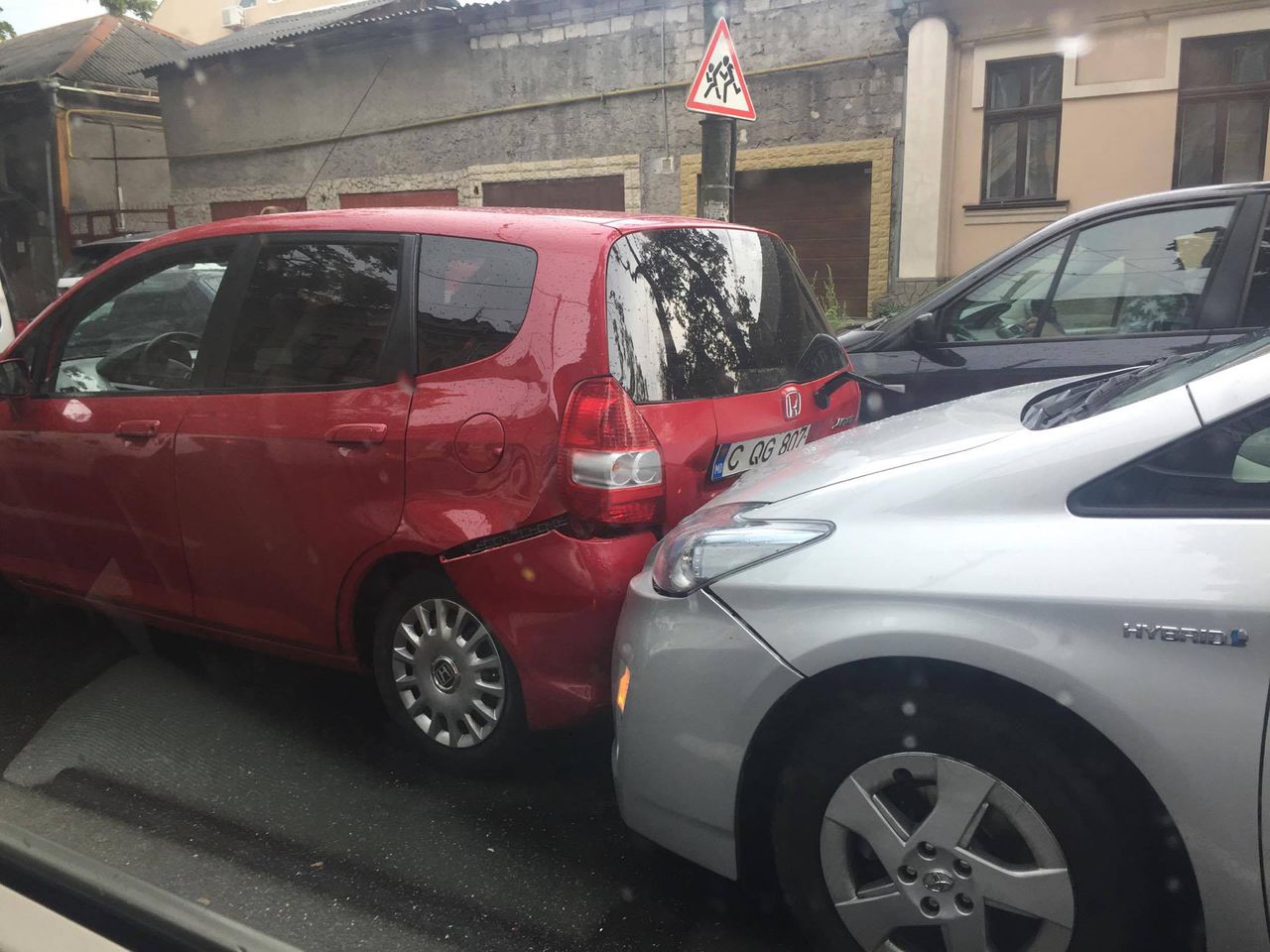 Accident în lanț pe o stradă din Capitală. Trei mașini s-au ciocnit violent