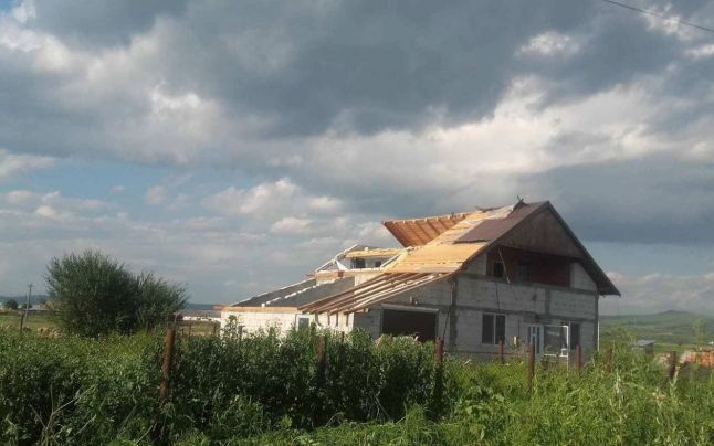 O furtună transformată în tornadă a făcut ravagii într-un sat din Alba. Acoperişul unei case, distrus de vânt
