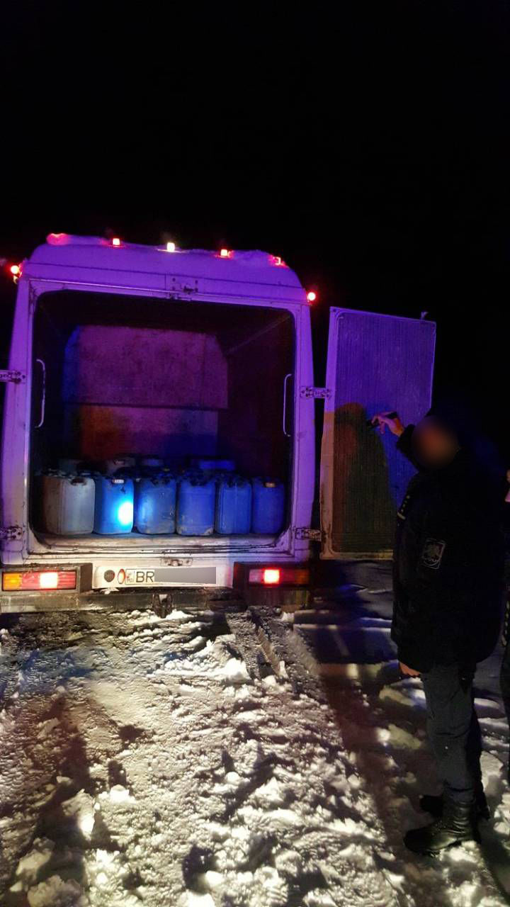 O tonă de alcool, transportată ilegal la frontiera moldo-ucraineană