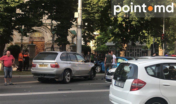 В центре столицы произошла авария с участием BMW