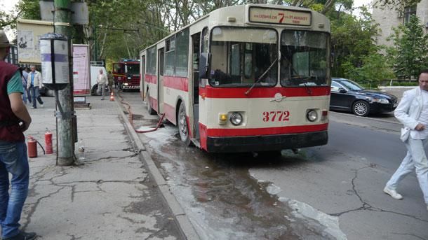 Un troleibuz s-a aprins în centrul capitalei