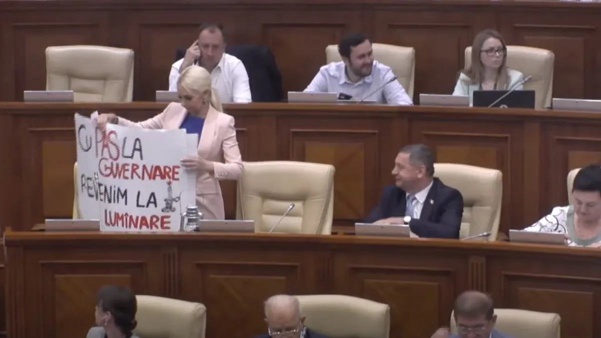 Депутаты ПКРМ и "Шор" принесли в зал заседания плакаты с протеста