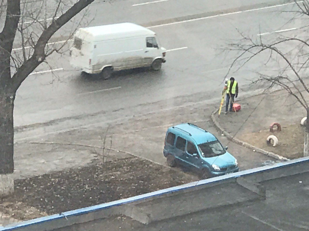 В Кишиневе возле канатной дороги вырубают деревья и работают геодезисты