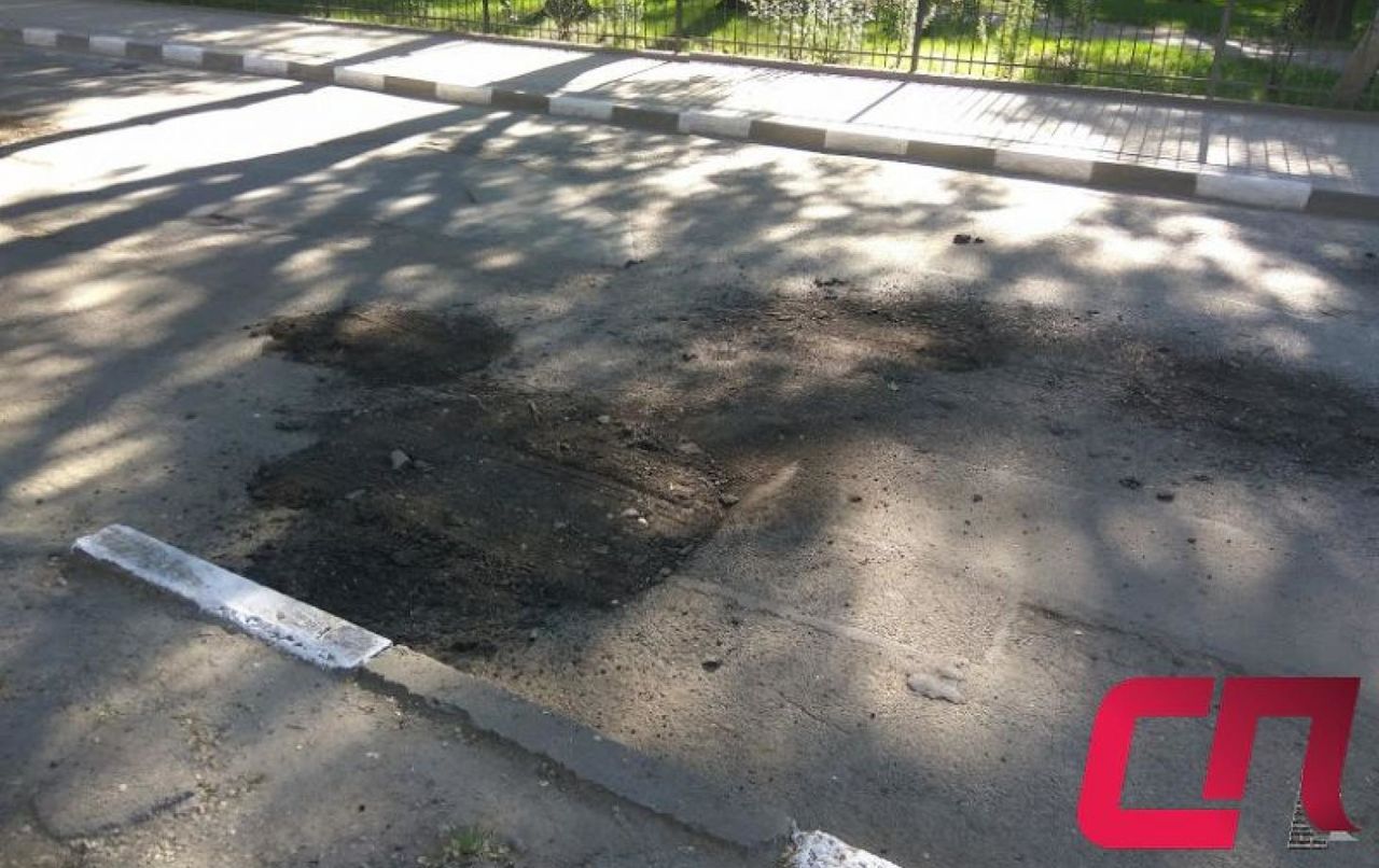 С ямами в Бельцах борются с помощью асфальтовой крошки