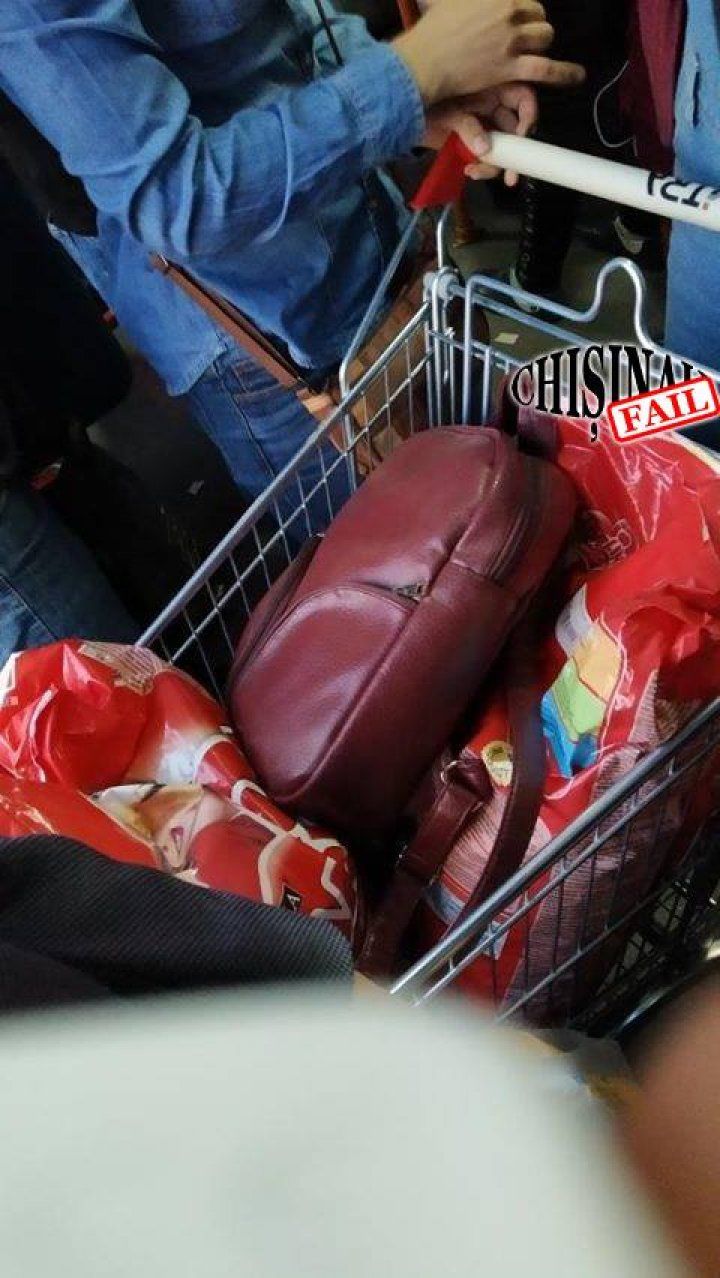 В Кишиневе девушка вошла в троллейбус с тележкой из супермаркета