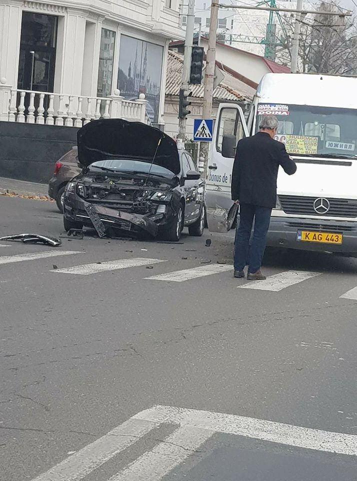 Момент столкновения маршрутки с легковым автомобилем попал на видео