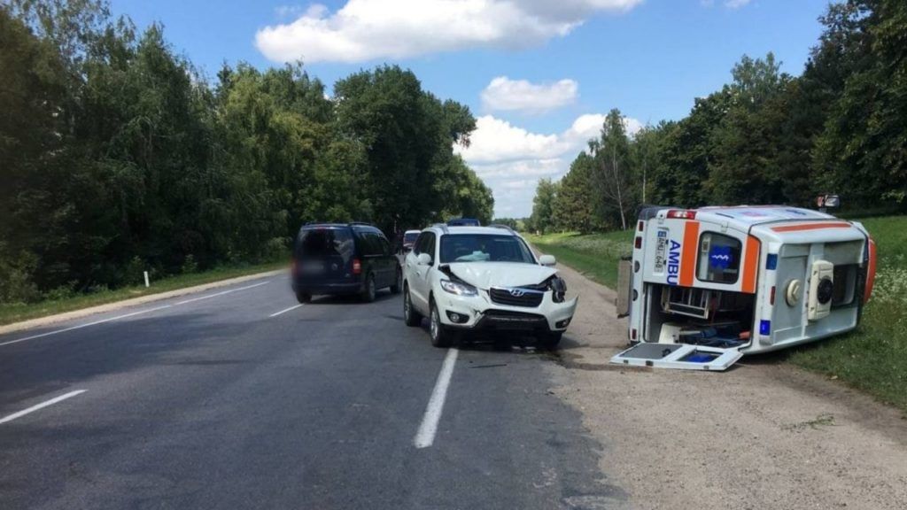 В районе Единец перевернулся автомобиль "скорой помощи"