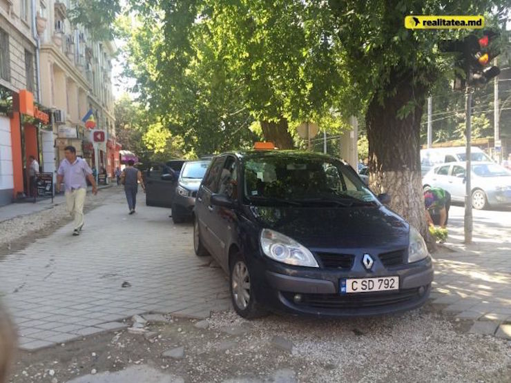 Тротуары на бульваре Штефана чел Маре становятся полностью непроходимыми