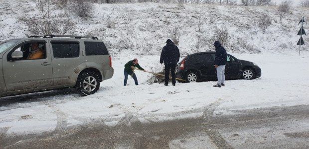 Вблизи КПП “Костешть” машина съехала с трассы и вылетела в кювет