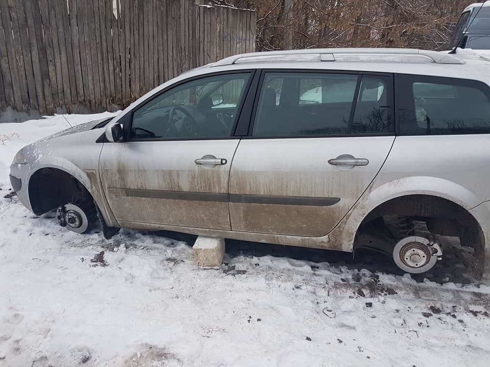 Жительница Кишинева обнаружила свой автомобиль стоящим на кирпичах