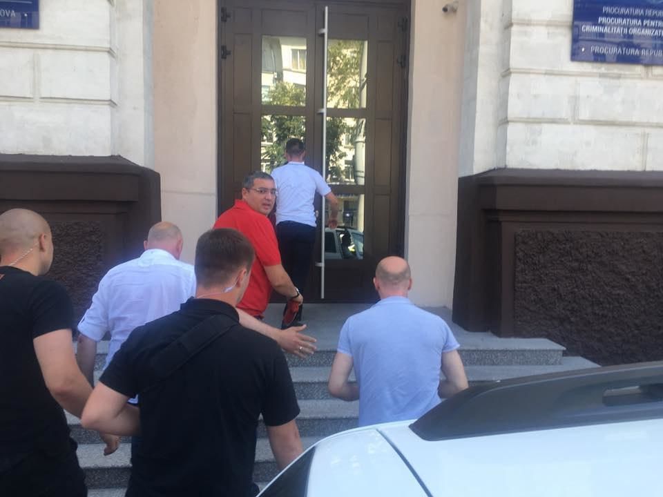 Ренато Усатого доставили в прокуратуру