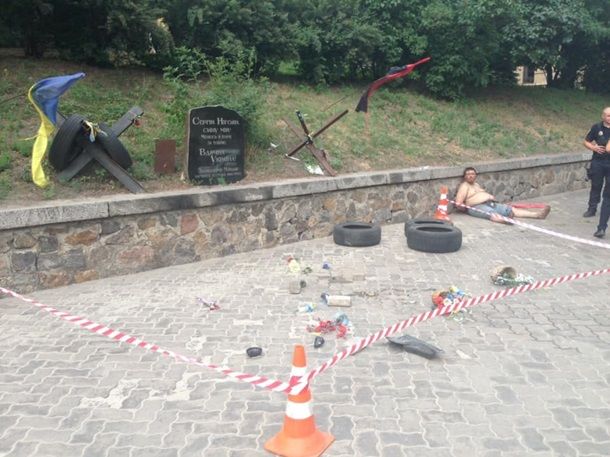 В Киеве разгромили мемориал героя "Небесной сотни" Нигояна