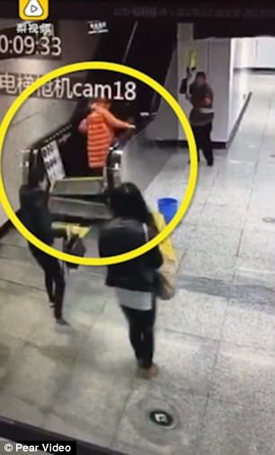 В Китае сломавшийся эскалатор чуть не покалечил людей
