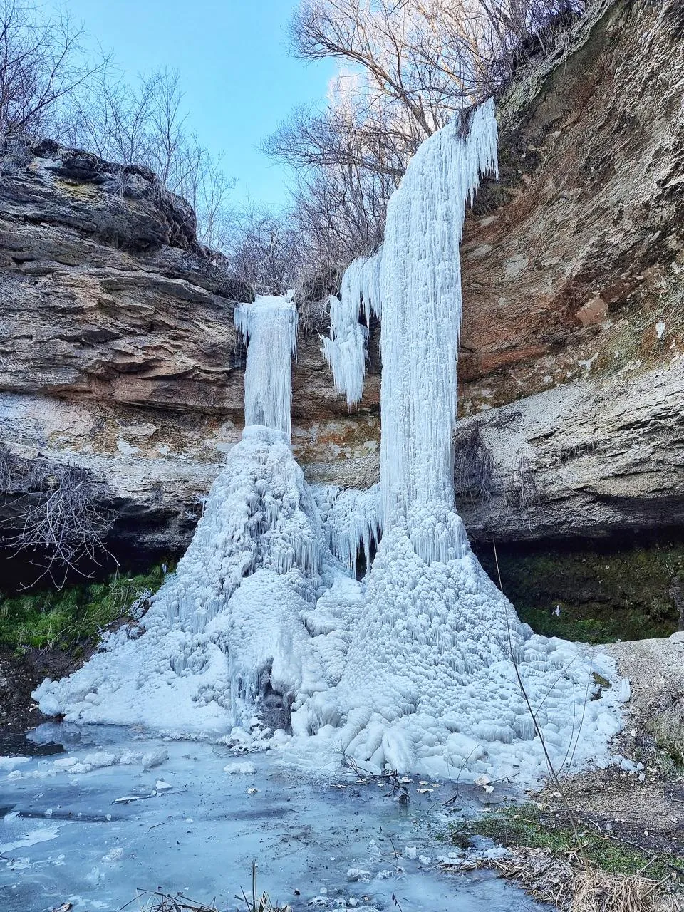 Cascada de la Țîpova a înghețat din cauza vremii reci