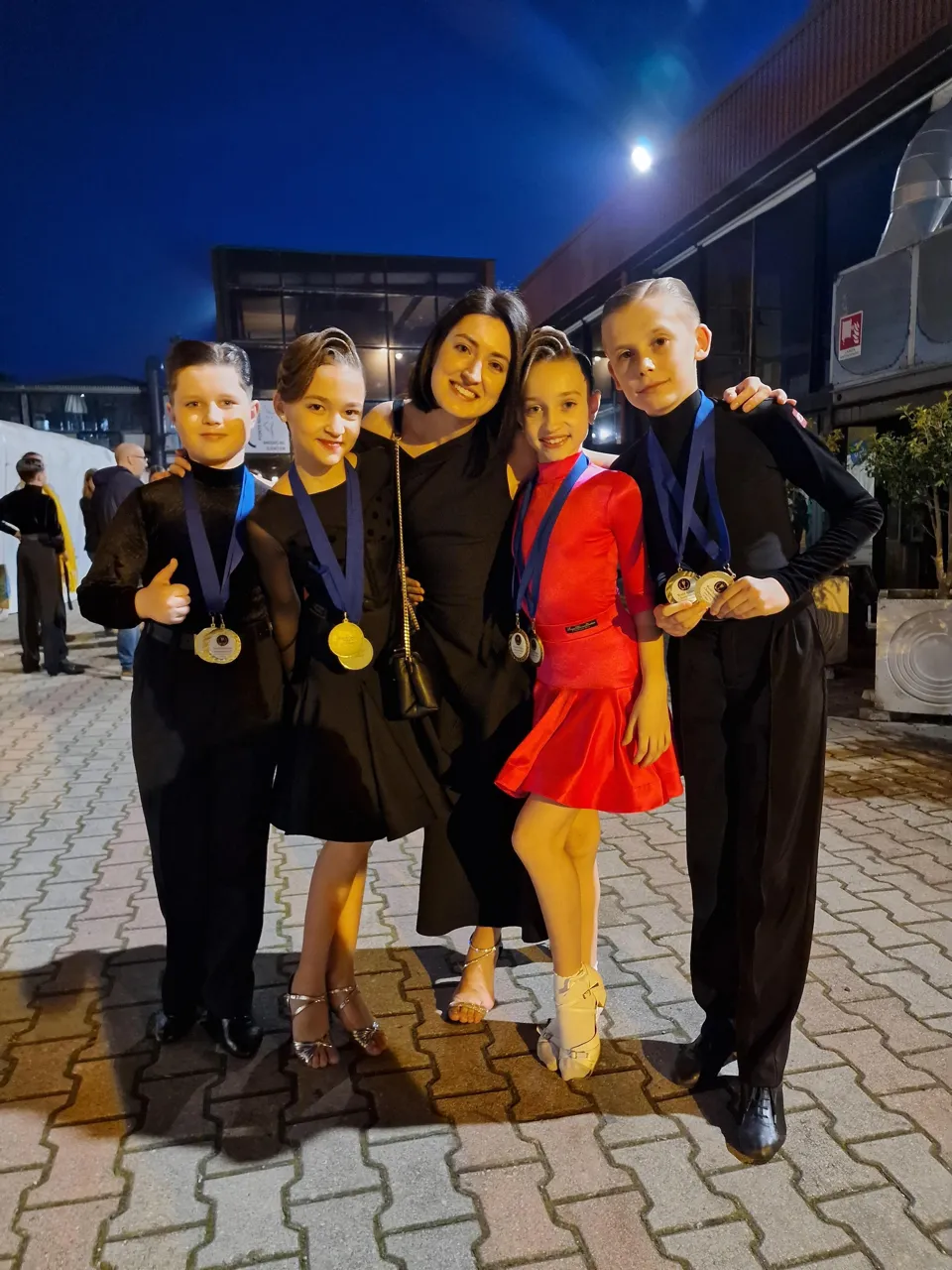 Две пары танцоров из Молдовы стали двукратными чемпионами мира