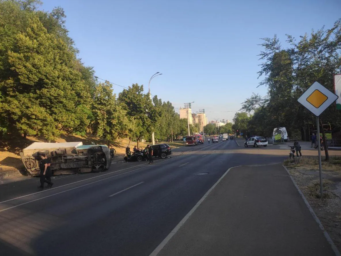 ДТП с пострадавшими на Албишоаре: столкнулись легковушка и грузовик