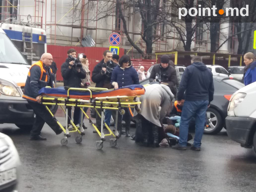 Accident grav în Capitală. O femeie, lovită în fața Primăriei