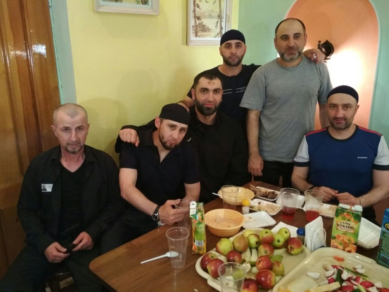 В Сети появились фото застолья из колонии с осужденным за убийство Немцова Дадаевым