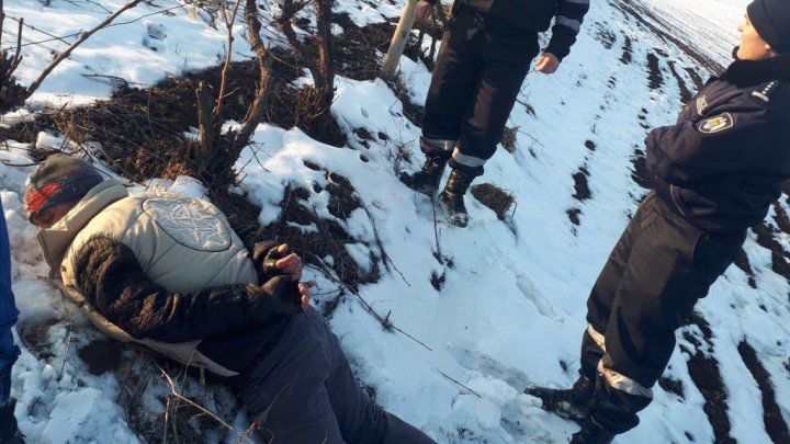 Leova: Maşină furată cu un pistol de jucărie. Proprietarul, luat pe capotă
