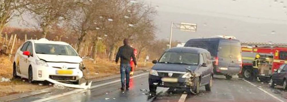Тройное ДТП на трассе R3: такси выехало на встречку