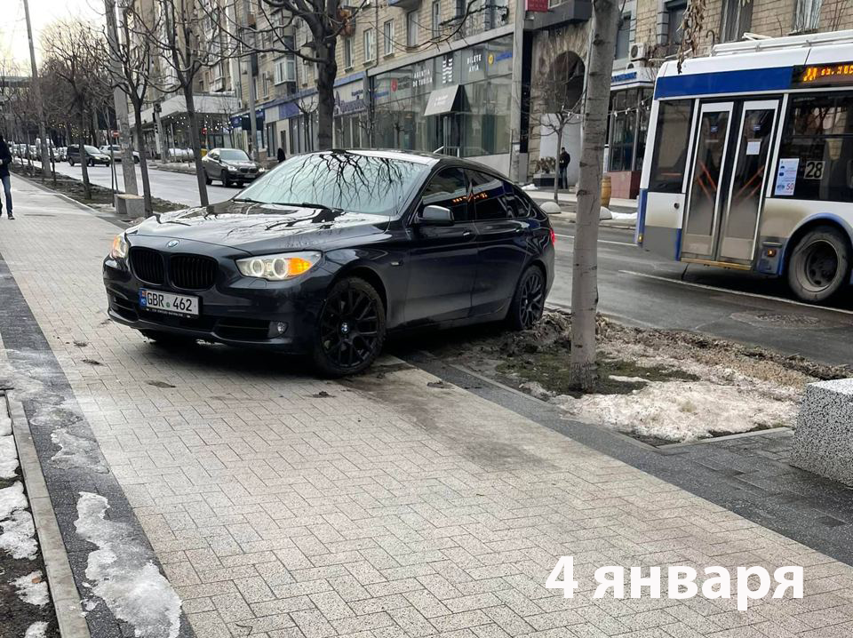 На улице Пушкина помыли тротуар, но там снова паркуются машины
