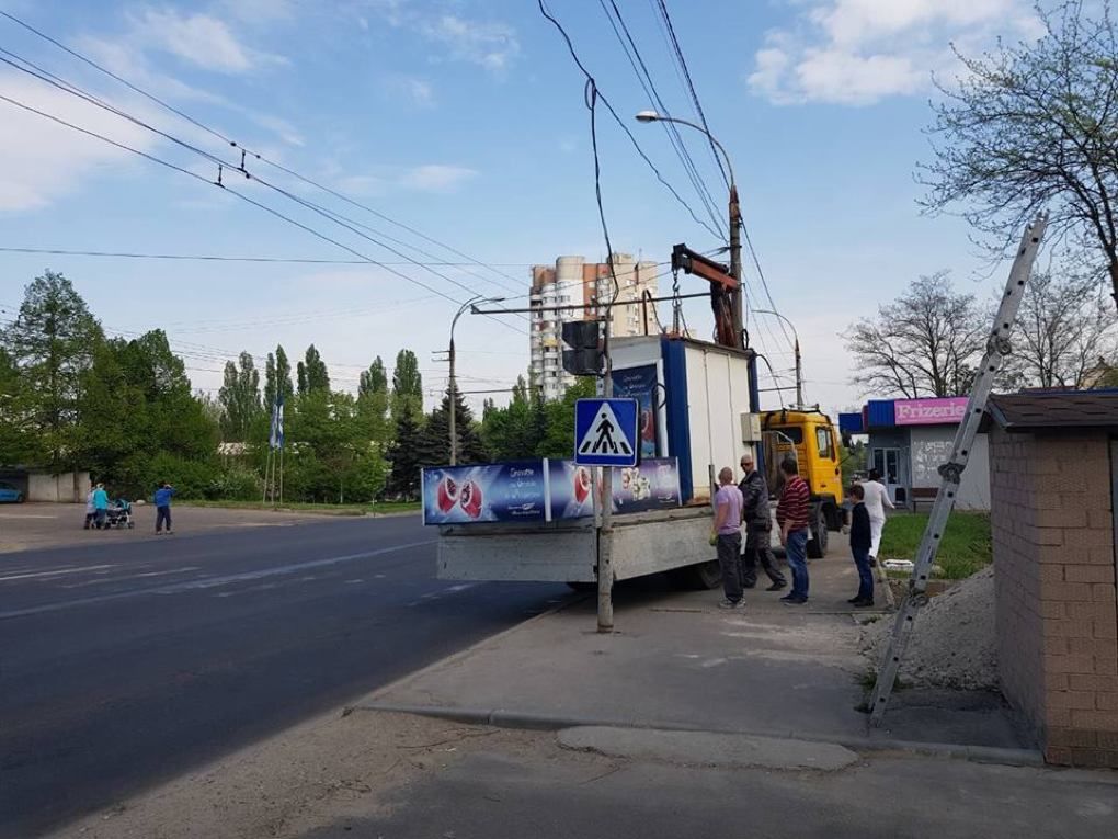 Примэрия продолжает эвакуацию незаконно установленных ларьков