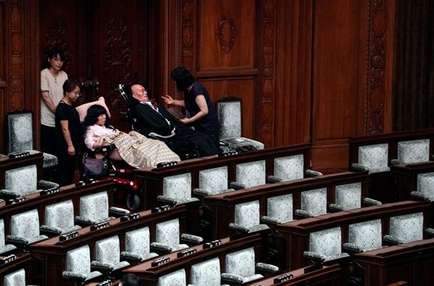В парламенте Японии впервые появились парализованные депутаты