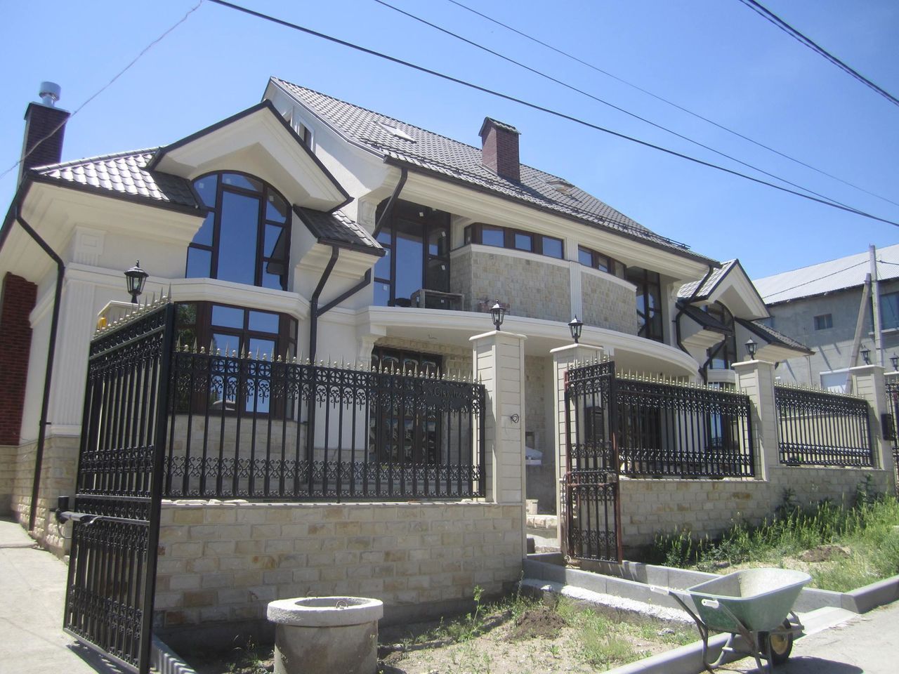 Casa de lux, plantația de vie și mașinile unui procuror Anticorupție