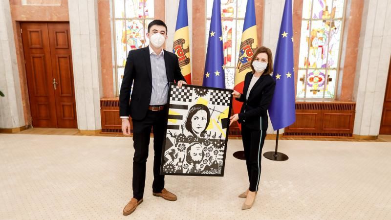 Санду подарили картину: Она вдохновлена ​​жизнью и деятельностью президента