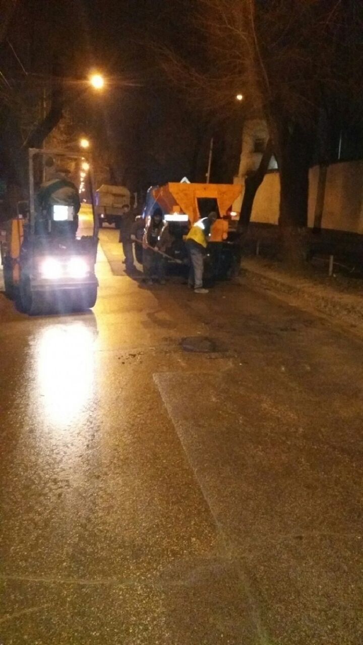 Ночью дорожники латали в Кишиневе ямы холодным асфальтом