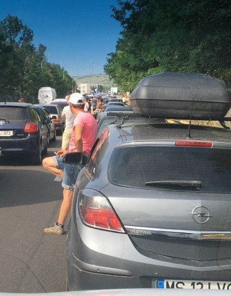 На таможне Албица вновь образовались огромные пробки