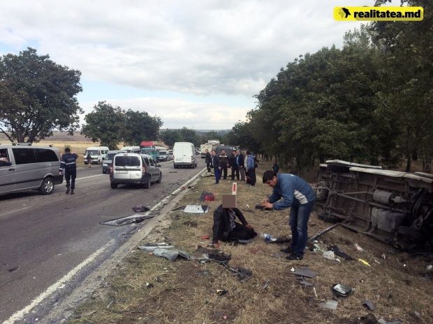 Un microbuz de pe ruta Chişinău - Cahul s-a răsturnat. Sunt răniţi