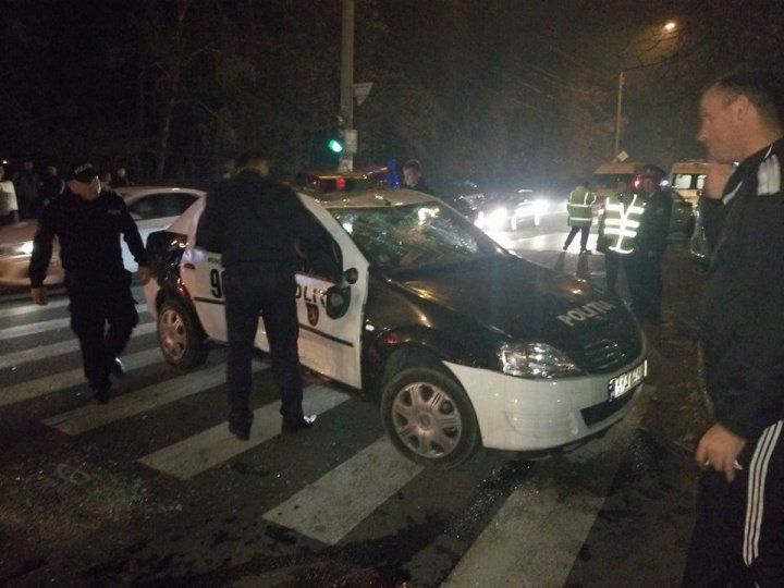Maşină a Poliţiei, răsturnată pe o trecere de pietoni din Capitală