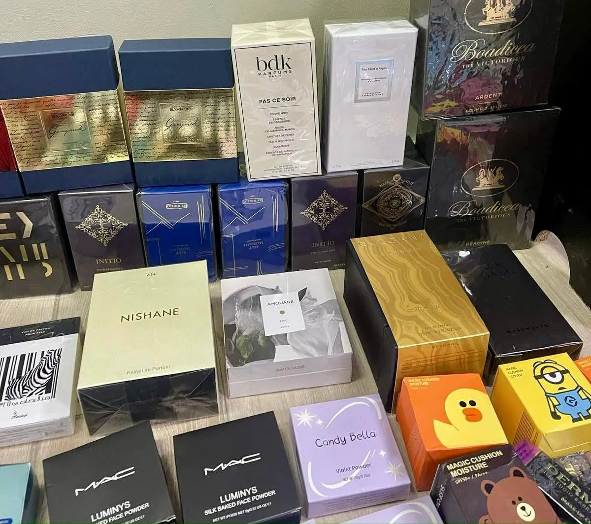 Un lot nedeclarat de produse cosmetice și de parfumerie, confiscat de vameși