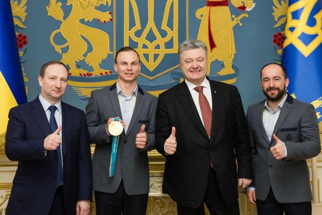 Порошенко вручил золотому призеру Олимпиады Абраменко орден и квартиру