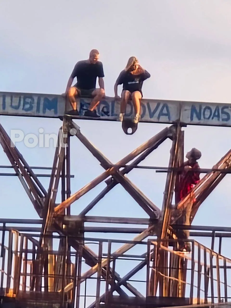 На заброшенную канатную дорогу в Кишинёве забрались подростки