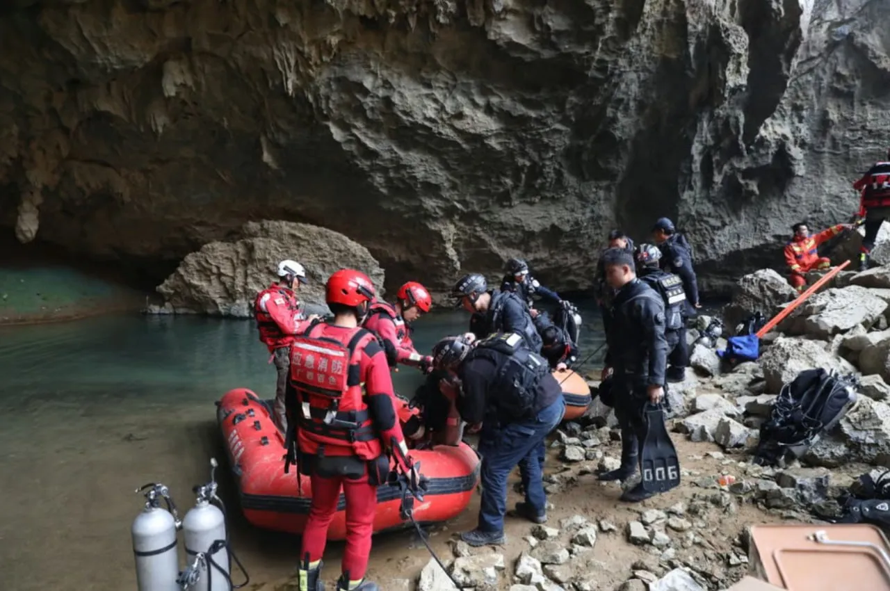 Un scafandru chinez a supraviețuit cinci zile într-o peșteră subacvatică: Se hrănea cu pește crud